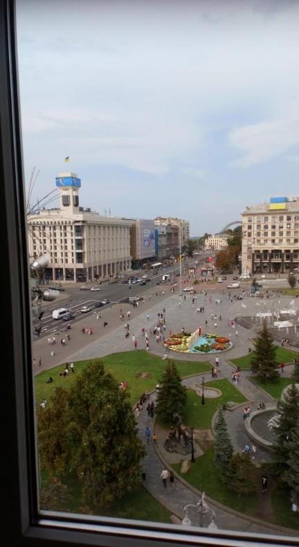 Independence Square - Khreschatyk. View On Independence Sq. Fountains Kiev Bagian luar foto