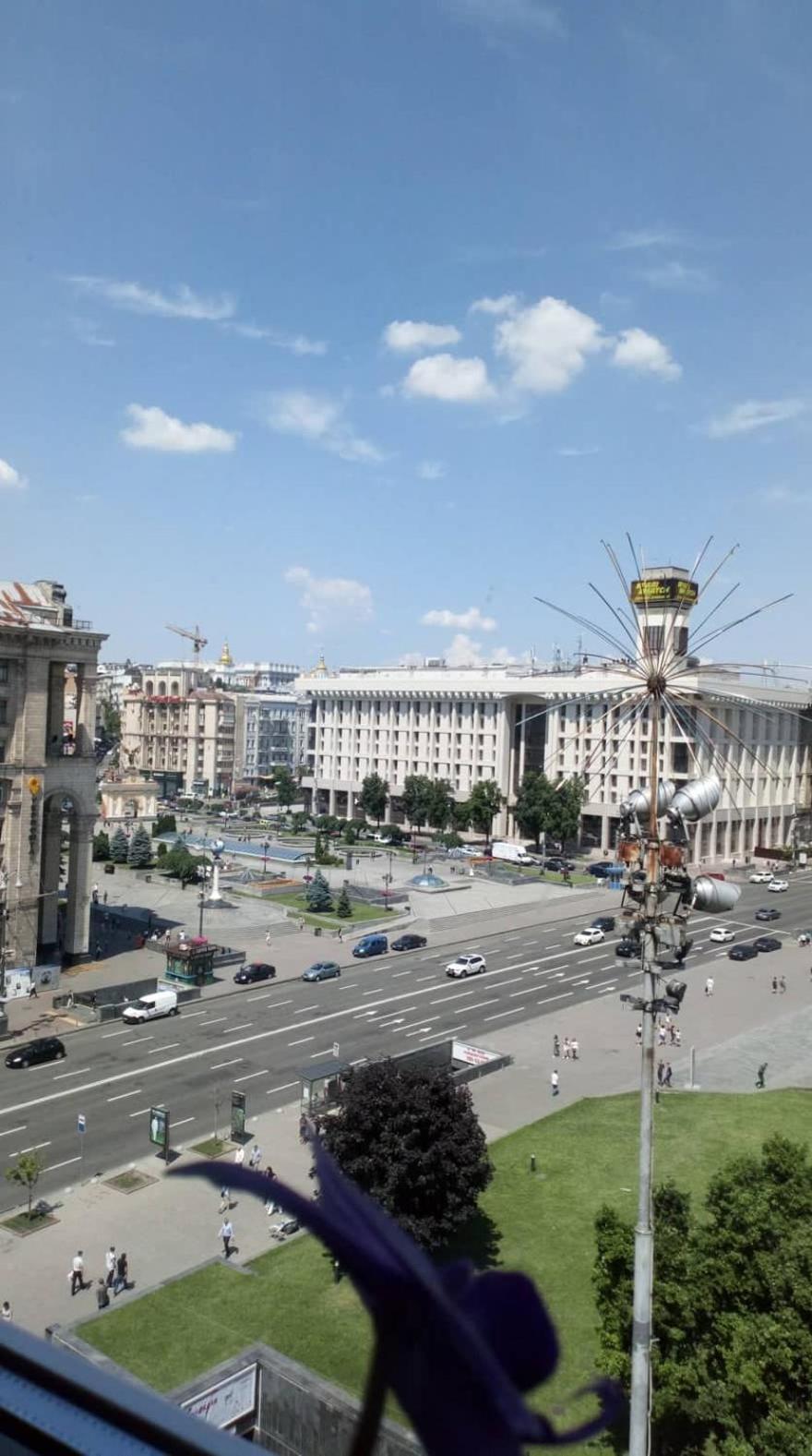 Independence Square - Khreschatyk. View On Independence Sq. Fountains Kiev Bagian luar foto