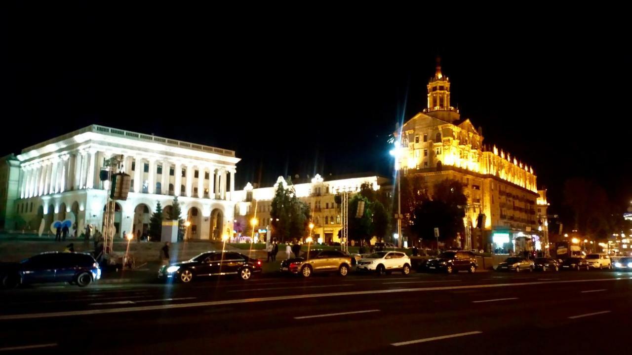 Independence Square - Khreschatyk. View On Independence Sq. Fountains Kiev Bagian luar foto