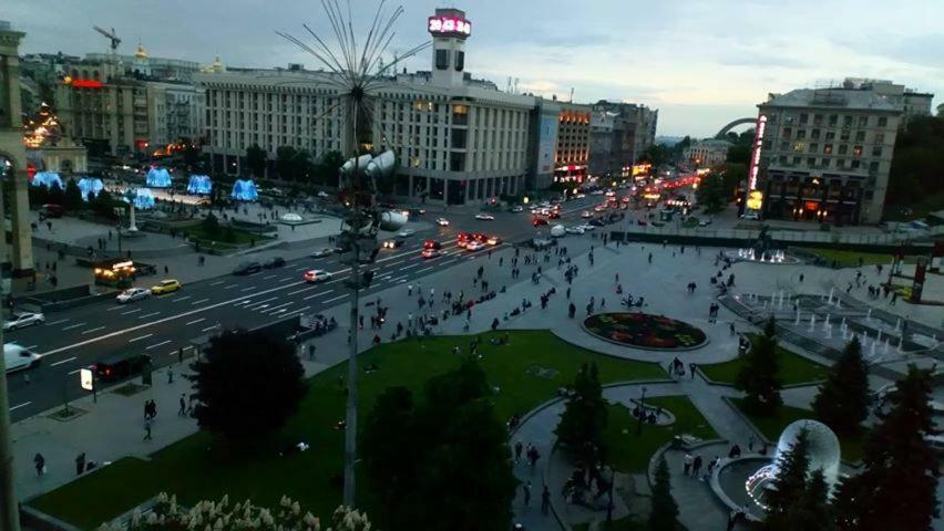 Independence Square - Khreschatyk. View On Independence Sq. Fountains Kiev Bagian luar foto