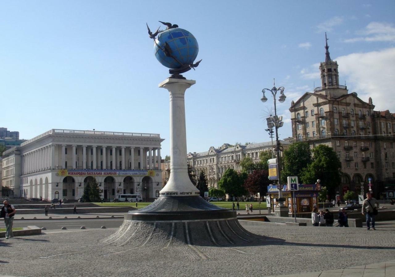 Independence Square - Khreschatyk. View On Independence Sq. Fountains Kiev Bagian luar foto